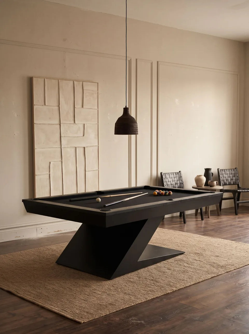 Billard noir à pied en Z, tableau en relief et tapis de jute