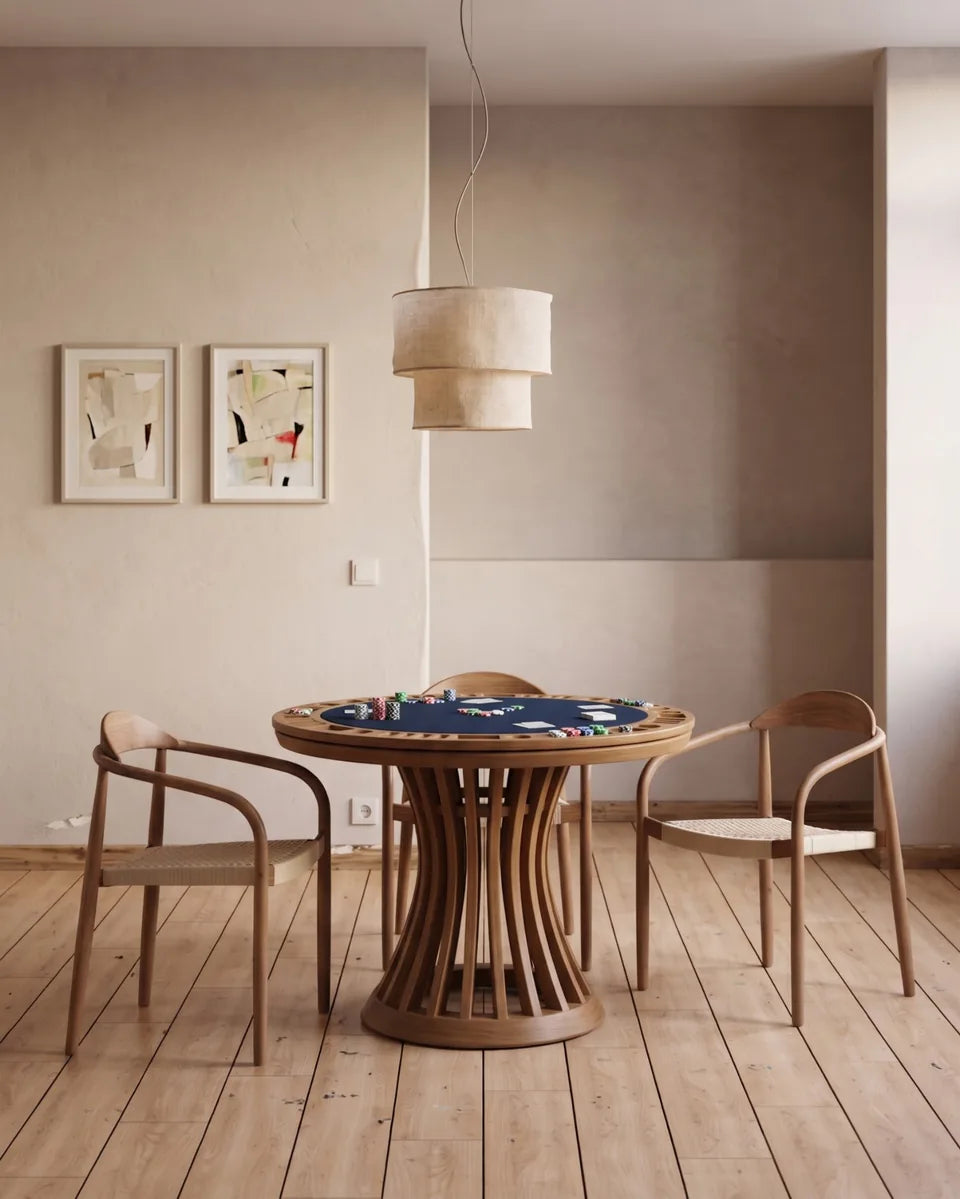 Table de poker ronde en bois à pied ajouré et tapis bleu marine, trois fauteuils, deux cadres au mur
